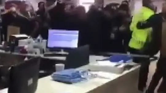 Acil Servis'te hasta yakınlarından sağlık görevlilerine yumruklu saldırı