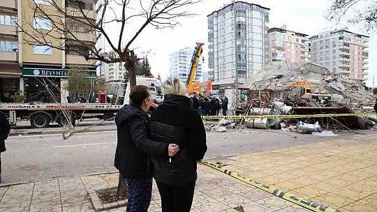 Acılı anne enkaz altındaki 2 çocuğu için gözyaşları arasında yardım istedi