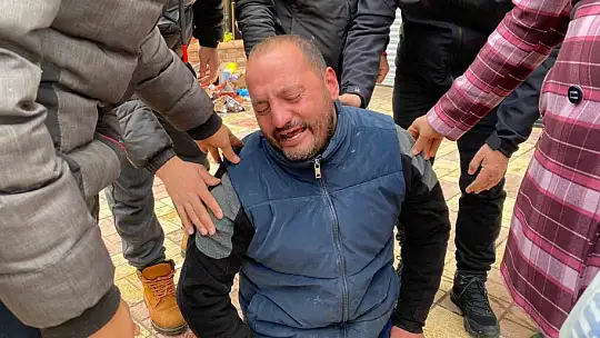 Acılı anne enkaz altındaki 2 çocuğu için gözyaşları arasında yardım istedi