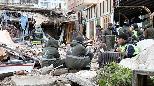 Acılı anne enkaz altındaki 2 çocuğu için gözyaşları arasında yardım istedi