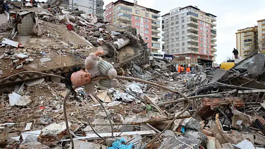 Acılı anne enkaz altındaki 2 çocuğu için gözyaşları arasında yardım istedi