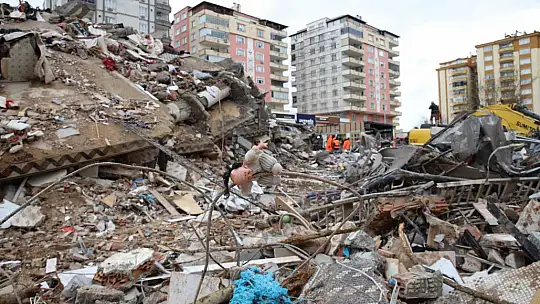 Acılı anne enkaz altındaki 2 çocuğu için gözyaşları arasında yardım istedi