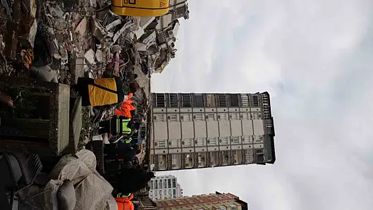 Acılı anne enkaz altındaki 2 çocuğu için gözyaşları arasında yardım istedi