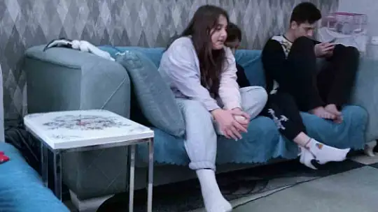 Acılı anne enkaz altındaki 2 çocuğu için gözyaşları arasında yardım istedi