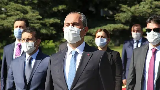 Adalet Bakanı Gül: 'Kimsenin mahkemeleri etkilemeye, tesir altına almaya hakkı ve yetkisi yoktur'