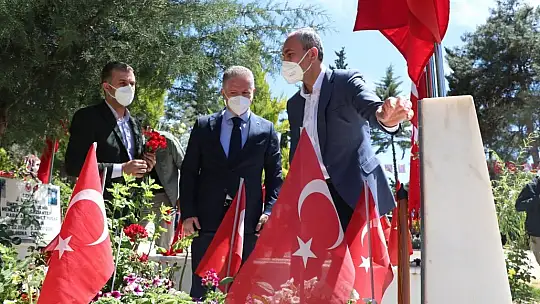 Adalet Bakanı Gül, bir ay önce ölen annesinin mezarını ziyaret etti