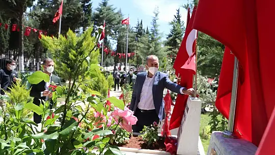 Adalet Bakanı Gül, bir ay önce ölen annesinin mezarını ziyaret etti