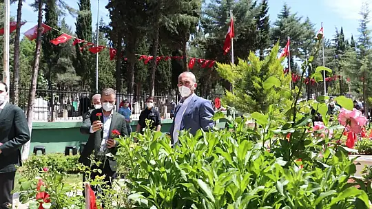 Adalet Bakanı Gül, bir ay önce ölen annesinin mezarını ziyaret etti