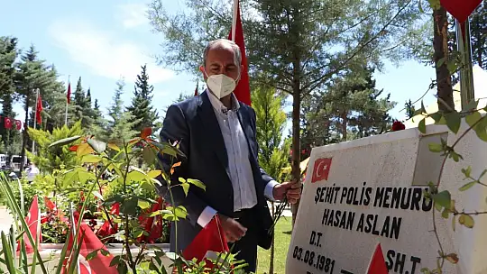 Adalet Bakanı Gül, bir ay önce ölen annesinin mezarını ziyaret etti