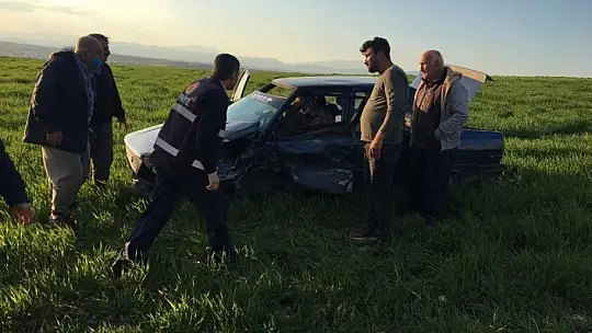 Adıyaman'da iki otomobil kafa kafaya çarpıştı: 1'i ağır 3 yaralı