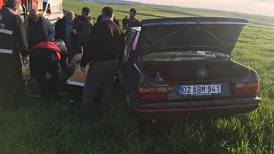 Adıyaman'da iki otomobil kafa kafaya çarpıştı: 1'i ağır 3 yaralı