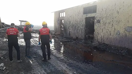 Afet Kriminal İnceleme ekibi Hendek'te havai fişek fabrikası patlama bölgesinde
