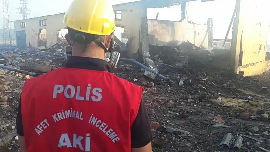 Afet Kriminal İnceleme ekibi Hendek'te havai fişek fabrikası patlama bölgesinde