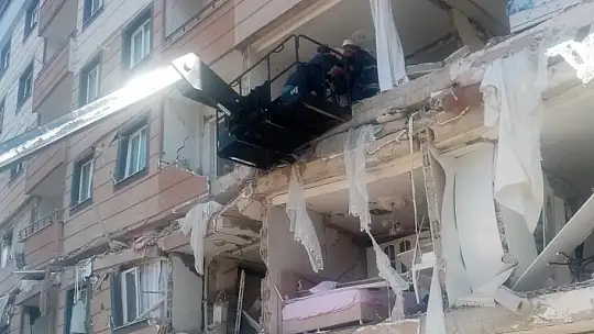 Afyonkarahisar ekibi anne ve bebeğini enkazdan sağ kurtardı