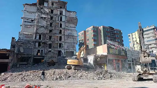 Ağır hasarlı 9 katlı bina, yıkım çalışması esnasında çöktü