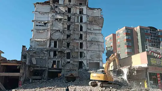 Ağır hasarlı 9 katlı bina, yıkım çalışması esnasında çöktü