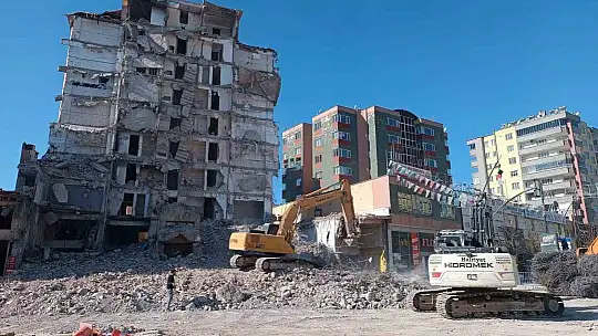 Ağır hasarlı 9 katlı bina, yıkım çalışması esnasında çöktü