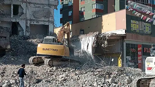 Ağır hasarlı 9 katlı bina, yıkım çalışması esnasında çöktü