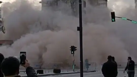 Ağır hasarlı 9 katlı bina, yıkım çalışması esnasında çöktü