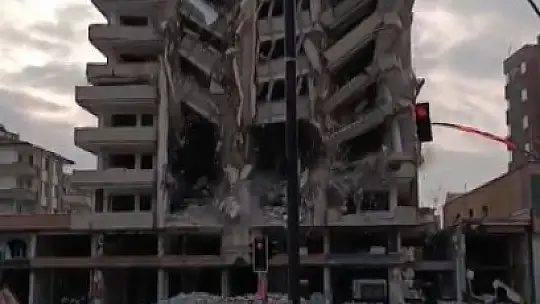 Ağır hasarlı 9 katlı bina, yıkım çalışması esnasında çöktü