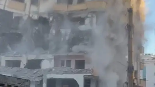 Ağır hasarlı bina yıkım esnasında yerle bir oldu