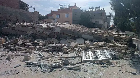 Ağır hasarlı bina yıkım esnasında kepçenin üzerine çöktü