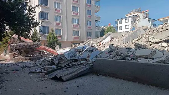 Ağır hasarlı bina yıkım esnasında kepçenin üzerine çöktü