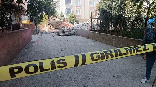 Ağır hasarlı bina yıkım esnasında kepçenin üzerine çöktü
