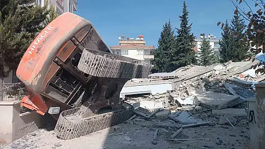 Ağır hasarlı bina yıkım esnasında kepçenin üzerine çöktü