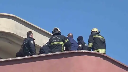 Ağır hasarlı binada intihar etmek isteyen şahsı ekipler kurtardı