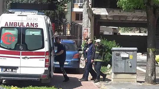 Ağır hasarlı binada intihar etmek isteyen şahsı ekipler kurtardı