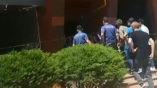 Ağır hasarlı binanın su kuyusunda bir şahıs ölü bulundu
