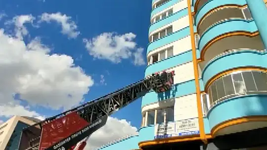 Ağır hasarlı binaya giren kediyi itfaiye ekipleri kurtardı