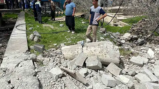 Ağır hasarlı caminin minaresi kontrollü olarak yıkıldı