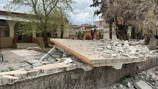 Ağır hasarlı caminin minaresi kontrollü olarak yıkıldı