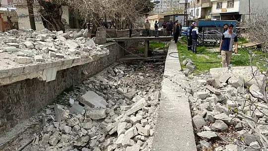 Ağır hasarlı caminin minaresi kontrollü olarak yıkıldı