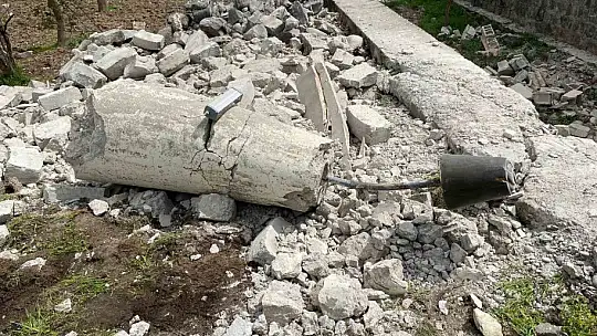 Ağır hasarlı caminin minaresi kontrollü olarak yıkıldı