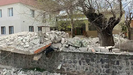 Ağır hasarlı caminin minaresi kontrollü olarak yıkıldı