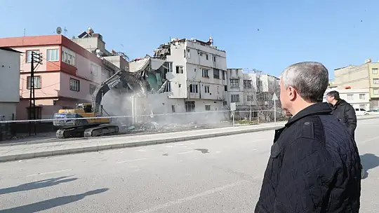 Ağır hasarlı olan evlerin yıkım çalışmaları sürüyor