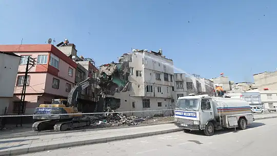 Ağır hasarlı olan evlerin yıkım çalışmaları sürüyor