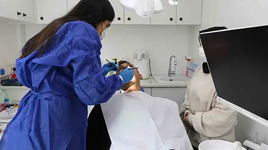 Ağız ve diş sağlığı aracı depremzedelere hizmet veriyor