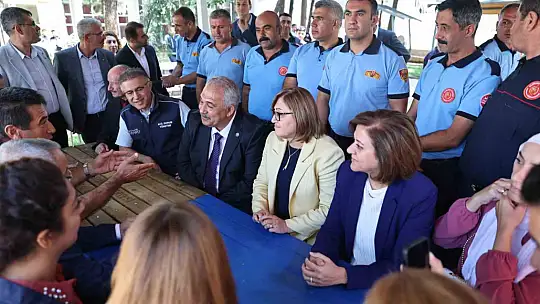 AK Parti Gaziantep İl Başkanı Çetin depremde kendisini kurtaran itfaiye erleriyle buluştu