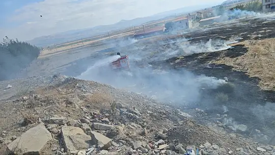Akaryakıt istasyonu yakınındaki yangın paniğe neden oldu