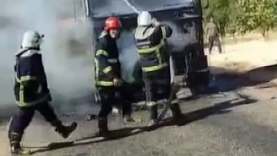 Alev alan tır kullanılamaz hale geldi