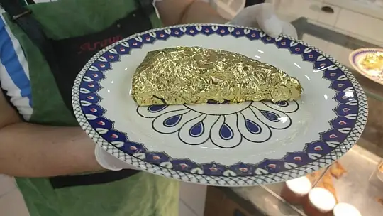 Altın kaplamalı baklava yaptı, dilimini 550 liradan satıyor