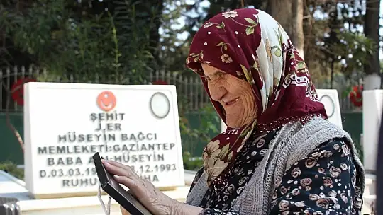 Alzaymır hastası şehit annesi her şeyi unuttu ama şehit oğlunu unutmadı