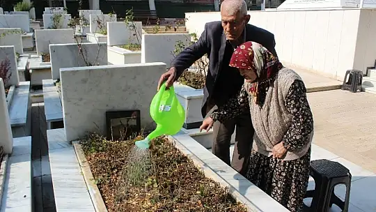 Alzaymır hastası şehit annesi her şeyi unuttu ama şehit oğlunu unutmadı