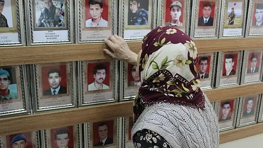 Alzaymır hastası şehit annesi her şeyi unuttu ama şehit oğlunu unutmadı