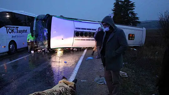 Amasya'da yolcu otobüsü devrildi: 1 ölü, 19 yaralı