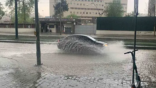 Aniden bastıran sağanak yağış sürücülere zor anlar yaşattı
